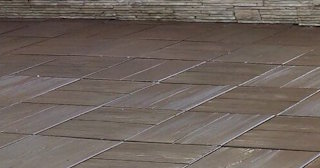 Бетонная брусчатка двора в Дзержинском в октябре