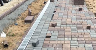 Профессиональная укладка плитки на улице в Дзержинском в октябре