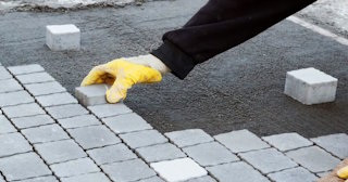 Монтаж тротуарной плитки на даче в Дзержинском в октябре