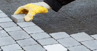 Укладка брусчатки в Дзержинском - цена от 819 руб. за м2 | ТротуарнаяПлитка